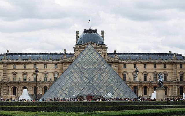 The Louvre courtyard and pyramid. (Wikipedia/Alvesgaspar/CC BY-SA)
