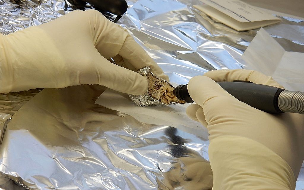 Sampling petrus bone in the Department of Archaeogenetics ancient DNA laboratory at the Max PIanck Institute for the Science of Human History (MPI-SHH). (Antje Wissgott)