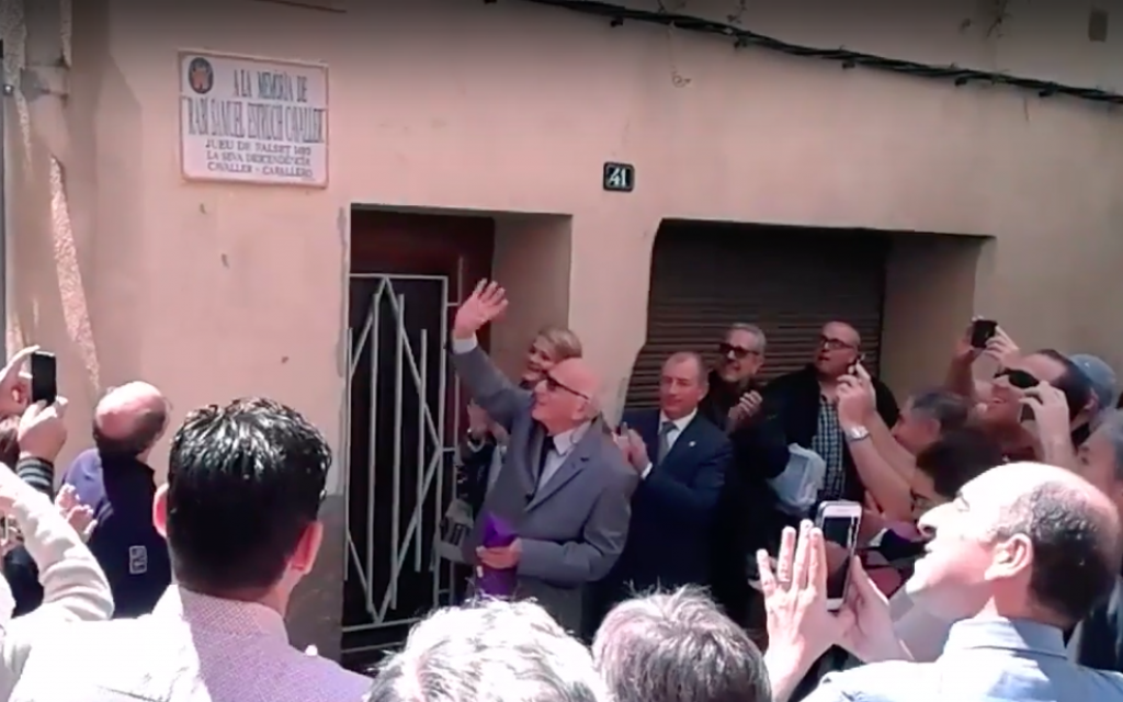 Mordechai Ben Abir unveils a street renamed after his ancestors who were expelled from Spain in the town of Falset, Spain, at a ceremony on May 16, 2016. (Youtube screenshot) Mordechai Ben Abir unveils a street renamed after his ancestors who were expelled from Spain in the town of Falset, Spain, at a ceremony on May 16, 2016. (Youtube screenshot)