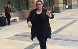 Lee Elbaz, an Israeli woman convicted in August 2019 for binary options fraud, enters the Greenbelt, Maryland courthouse on July 25, 2019. Behind her is Larry Burton, an American man who testified during the trial that he lost $140,000 to the Israeli-run website BinaryBook.com  (Photo credit: Times of Israel)