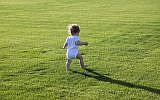 A baby toddling. (Tverdohlib/iStock by Getty Images)