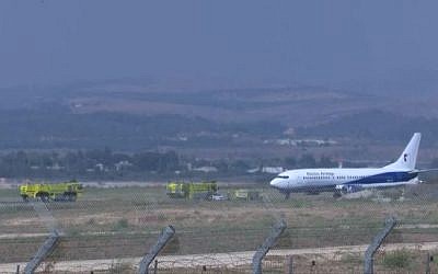 An Electra Air Boeing 737 plane after a safe landing at Ben Gurion Airport amid an emergency situation because of a blown tire. (Channel 12 screen capture)