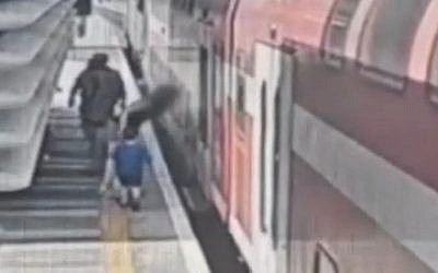 A mother tries desperately to get the train doors to open after leaving her baby momentarily on the train to help another child, at the Binyamina train station on July 11, 2019. (Channel 12 screen capture)
