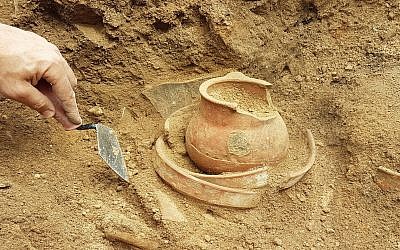 Pottery from Khirbet a-Ra'i, which archaeologists have identified as biblical Ziklag. (Excavation expedition to Khirbet a-Ra‘i)