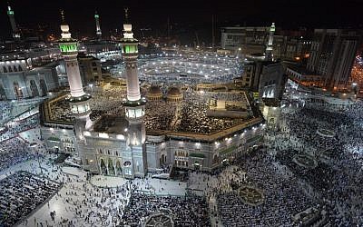 Muslim pilgrims gather at the Grand Mosque in Saudi Arabia's holy city of Mecca on August 7, 2019, prior to the start of the annual Hajj pilgrimage in the holy city. (Photo by FETHI BELAID / AFP)