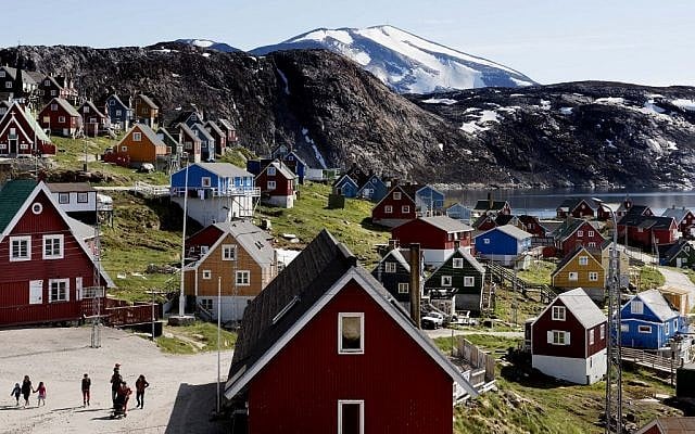 A picture taken on July 11, 2015, shows houses in Upernavik, a small village in western Greenland. (Linda Kastrup / Ritzau Scanpix / AFP) A picture taken on July 11, 2015, shows houses in Upernavik, a small village in western Greenland. (Linda Kastrup / Ritzau Scanpix / AFP)
