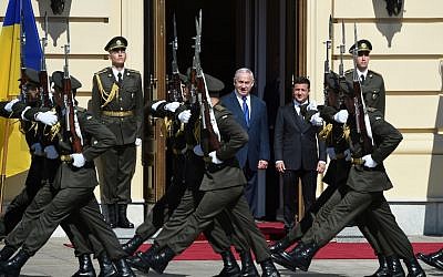 Prime Minister Benjamin Netanyahu (L) stands alongside Ukrainian President Volodymyr Zelensky as they watch marching soldiers during a welcoming ceremony in the Ukrainian capital Kyiv, on August 19, 2019. (Sergei Supinsky/AFP)