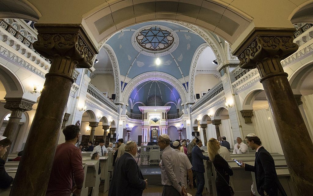 Illustrative: Members of Lithuania's Jewish community wait for the arrival of Prime Minister Benjamin Netanyahu at the Choral Synagogue in Vilnius, Lithuania, August 26, 2018. (AP Photo/Mindaugas Kulbis)