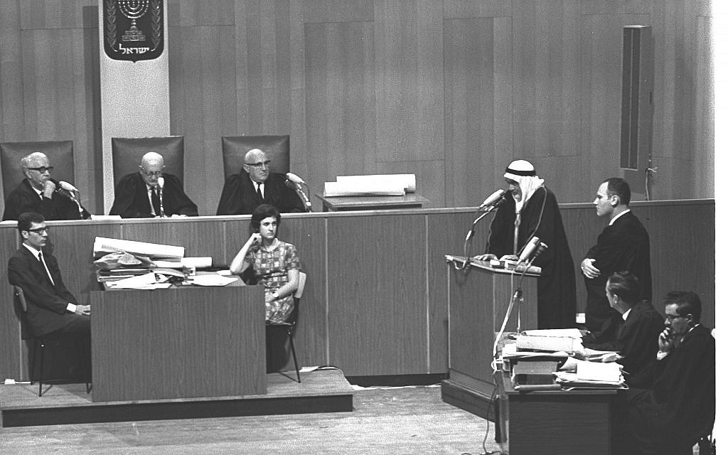 A witness gives testimony at the trial of Denis Michael Rohan for setting fire to the al-Aqsa Mosque, at Binyanei Hauma convention center, Jerusalem, October 7, 1969. (Fritz Cohen/GPO)