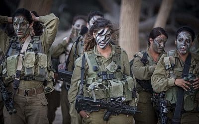 Soldiers of the mixed-gender Caracal Battalion prepare for a night hike during training, near the border with Egypt, September 3, 2014. (Hadas Parush/Flash90)