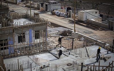 Construction of new homes in the Israeli settlement of Shiloh. November 17, 2016. (Miriam Alster/Flash90)