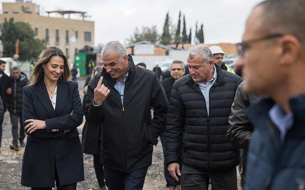 Finance Minster Moshe Kahlon tours a Buyer's Price construction site in Jerusalem. (Hadas Parush/Flash90)