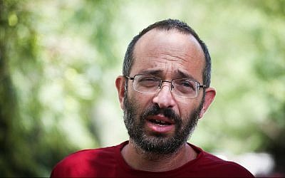 Yoav Sorek, the father of murdered yeshiva student Dvir Sorek, speaks to reporters outside his home in the West Bank settlement of Ofra on August 8, 2019. (Flash90)