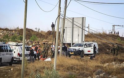 Israeli security forces at the scene where the body of an off-duty, out-of-uniform Israeli soldier was found dead with stab wounds, near the settlement of Migdal Oz in the Etzion region, on August 8, 2019. (Gershon Elinson/Flash90)