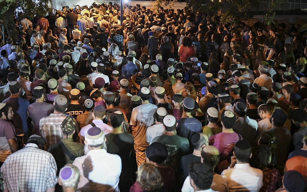 Hundreds of people attend the funeral ceremony for terror victim Dvir Sorek in the West Bank settelemnt of Ofra, August 8, 2019. (Sraya Diamant/Flash90)