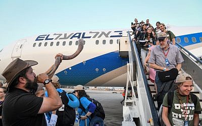 ILLUSTRATIVE — New immigrants from North America arrive on a special aliyah flight arranged by the Nefesh B'Nefesh organization, at Ben Gurion International Airport on August 14, 2019. (Flash90)
