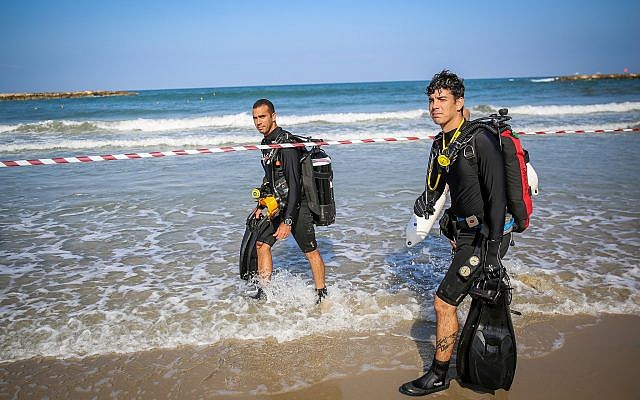 Rescue forces searching for a swimmer who went missing in the sea off Tel Aviv on August 20, 2019. (Flash90) Rescue forces searching for a swimmer who went missing in the sea off Tel Aviv on August 20, 2019. (Flash90)