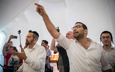 Right-wing activists shout at Joint (Arab) List lawmakers and candidates (unseen) as they arrive at a hearing at the High Court of Justice in Jerusalem on right-wing petitions to disqualify their parties from standing in the September 2019 election, on August 22, 2019. (Yonatan Sindel/Flash90)