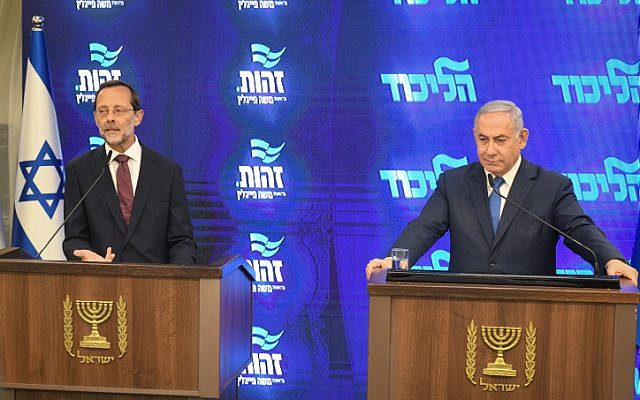 Prime Minister Benjamin Netayahu, right, and Zehut party chairman Moshe Feiglin hold joint press conference at Kfar Hamacabiah in Ramat Gan, August 29, 2019. (Flash90) Prime Minister Benjamin Netayahu, right, and Zehut party chairman Moshe Feiglin hold joint press conference at Kfar Hamacabiah in Ramat Gan, August 29, 2019. (Flash90)
