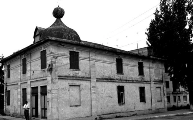 The synagogue in Săveni, Romania in 1996. (Dmitry Vilensky/Center for Jewish Art via JTA)