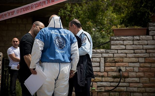 Illustrative: Israeli police outside the building where an elderly woman was found dead in her apartment in Jerusalem, April 23, 2019. (Yonatan Sindel/Flash90) Illustrative: Israeli police outside the building where an elderly woman was found dead in her apartment in Jerusalem, April 23, 2019. (Yonatan Sindel/Flash90)