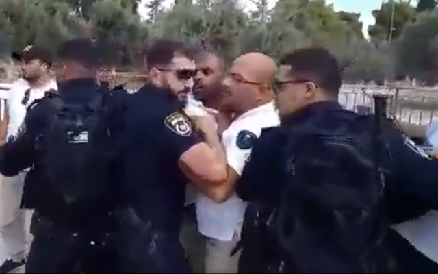 A confrontation between police officers and Islamic Waqf members on the Temple Mount on August 7, 2019. (Screenshot: Twitter) A confrontation between police officers and Islamic Waqf members on the Temple Mount on August 7, 2019. (Screenshot: Twitter)