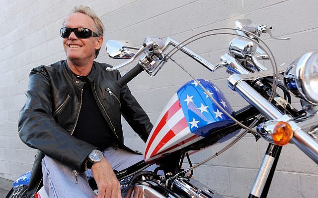 did peter fonda smoke cigarettes An actor who smokes in movies but doesn't in real life? Jack Nicholson in cigarette smoke