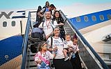 New immigrants from North America after disembarking from an El Al flight at Ben Gurion Airport, August 14, 2019. (Flash90)