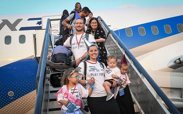 New immigrants from North America after disembarking from an El Al flight at Ben Gurion Airport, August 14, 2019. (Flash90) New immigrants from North America after disembarking from an El Al flight at Ben Gurion Airport, August 14, 2019. (Flash90)