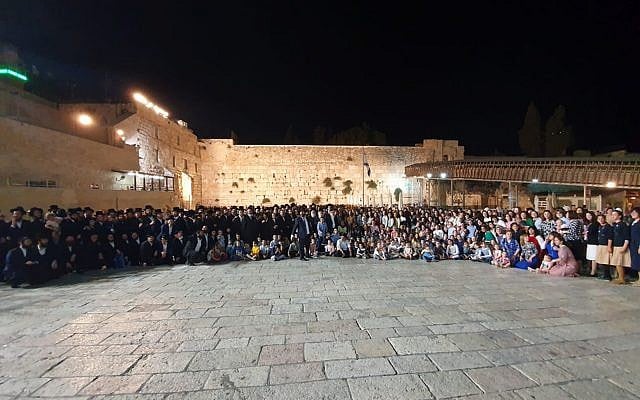 Hundreds of descendants of Holocaust survivor Shoshanna Ovitz gather at the Western Wall to mark her 104th birthday, August 7, 2019. (Courtesy) Hundreds of descendants of Holocaust survivor Shoshanna Ovitz gather at the Western Wall to mark her 104th birthday, August 7, 2019. (Courtesy)