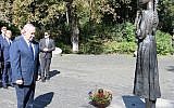 PM Netanyahu places a small wheat basket at a monument the victims of the Holodomor, a man-made famine that killed millions of Ukrainians and others, Kyiv, August 19, 2019 (Amos Ben Gershom/GPO)
