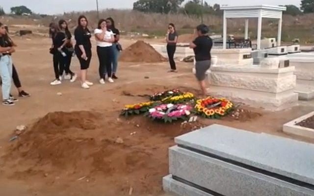 Thousands attend joint funeral of Tahel Maul, 16, and her older sister Yarin, 19, at Ashkelon's Giv'at Zion cemetery, August 29, 2019 (Screen grab from newsenders via Israel Hayom) Thousands attend joint funeral of Tahel Maul, 16, and her older sister Yarin, 19, at Ashkelon's Giv'at Zion cemetery, August 29, 2019 (Screen grab from newsenders via Israel Hayom)