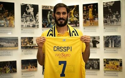 Omri Casspi holding a Maccabi Tel Aviv jersey upon announcing he is returning to the club after a decade in the NBA, August 13, 2019. (Maccabi Tel Aviv official website)
