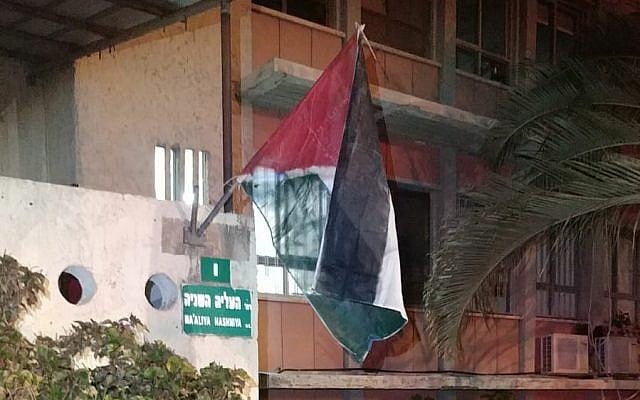 A makeshift Palestinian flag put up outside the Petah Tikva municipality building on September 4, 2019. (Courtesy) A makeshift Palestinian flag put up outside the Petah Tikva municipality building on September 4, 2019. (Courtesy)
