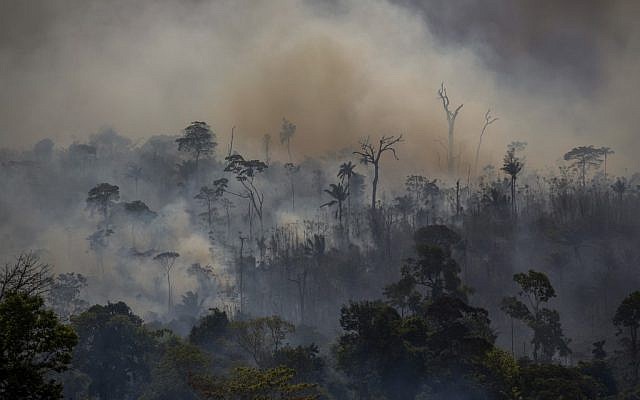 Smokes rises from forest fires in Altamira, Para state, Brazil, in the Amazon basin, on August 27, 2019. (Joao Laet / AFP) Smokes rises from forest fires in Altamira, Para state, Brazil, in the Amazon basin, on August 27, 2019. (Joao Laet / AFP)