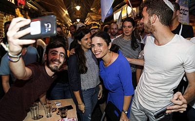 Ayelet Shaked (C), chairwoman of Israel's Yamina party, poses for a photo while on an election campaign tour at the Mahane Yehuda market in Jerusalem on August 31, 2019. (MENAHEM KAHANA / AFP)