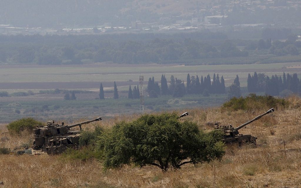 Israeli self-propelled artillery guns are positioned near the Lebanese border on the outskirts of the northern Israeli town of Kiryat Shemona on September 1, 2019. (JALAA MAREY / AFP)