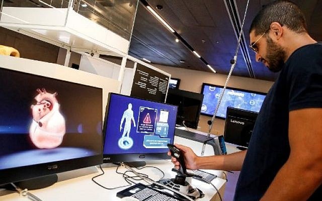A visitor uses a joystick to navigate through a virtual heart at a display by RealView Imaging, at the Israeli Expo technology exhibit at the Peres Center for Peace and Innovation in the Israeli coastal city of Tel Aviv on September 3, 2019 (JACK GUEZ / AFP) A visitor uses a joystick to navigate through a virtual heart at a display by RealView Imaging, at the Israeli Expo technology exhibit at the Peres Center for Peace and Innovation in the Israeli coastal city of Tel Aviv on September 3, 2019 (JACK GUEZ / AFP)