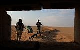 Iraqi Shiite fighters of the Popular Mobilization Forces secure the border area with Syria in al-Qaim in Iraq's Anbar province, opposite Al-Bukamal in Syria's Deir Ezzor region, on November 12, 2018. (Photo by AHMAD AL-RUBAYE / AFP)