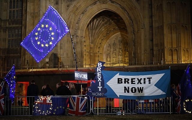 Anti-Brexit protesters with signs and EU flags lit up with fairy lights stand next to pro-Brexit banners outside the Houses of Parliament in London on September 9, 2019 as MPs debate. (Tolga Akmen / AFP) Anti-Brexit protesters with signs and EU flags lit up with fairy lights stand next to pro-Brexit banners outside the Houses of Parliament in London on September 9, 2019 as MPs debate. (Tolga Akmen / AFP)