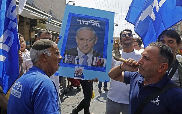Supporters of Prime Minister Benjamin Netanyahu march at the Mahane Yehuda Market in Jerusalem on September 13, 2019. (MENAHEM KAHANA / AFP) Supporters of Prime Minister Benjamin Netanyahu march at the Mahane Yehuda Market in Jerusalem on September 13, 2019. (MENAHEM KAHANA / AFP)