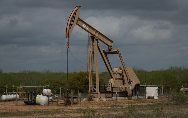 In this file photo taken on March 12, 2019 a pump jack at an oil extraction site is pictured in Cotulla, Texas (Loren ELLIOTT / AFP) In this file photo taken on March 12, 2019 a pump jack at an oil extraction site is pictured in Cotulla, Texas (Loren ELLIOTT / AFP)