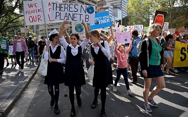 School children attend a protest march as part of the world's largest climate strike in Sydney on September 20, 2019. (PETER PARKS / AFP) School children attend a protest march as part of the world's largest climate strike in Sydney on September 20, 2019. (PETER PARKS / AFP)