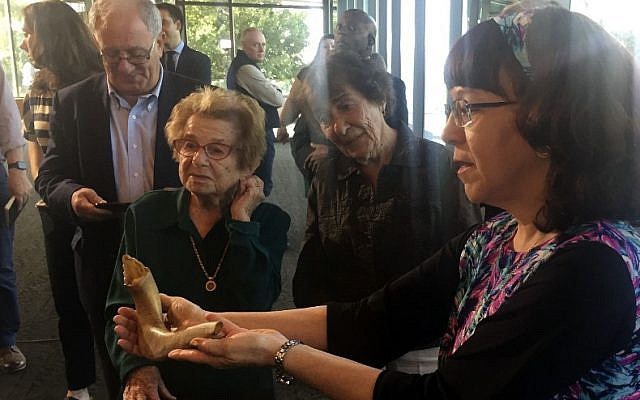 Judith Tydor Baumel-Schwartz, daughter of Chaskel Tydor who survived the Auschwitz death camp, presents a shofar used inside Auschwitz during a press conference at the Museum of Jewish Heritage on September 23, 2019 in New York. (Thomas URBAIN / AFP) Judith Tydor Baumel-Schwartz, daughter of Chaskel Tydor who survived the Auschwitz death camp, presents a shofar used inside Auschwitz during a press conference at the Museum of Jewish Heritage on September 23, 2019 in New York. (Thomas URBAIN / AFP)