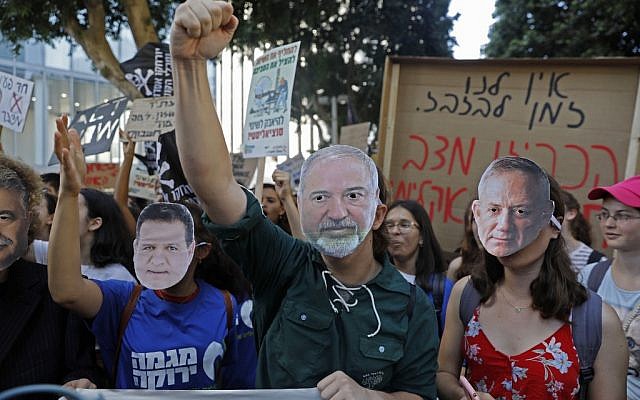 Israeli activists and demonstrators hold placards as they take part in a Global Climate Strike in the Israeli coastal city of Tel Aviv on September 27, 2019 against inaction on climate change. (AHMAD GHARABLI / AFP)