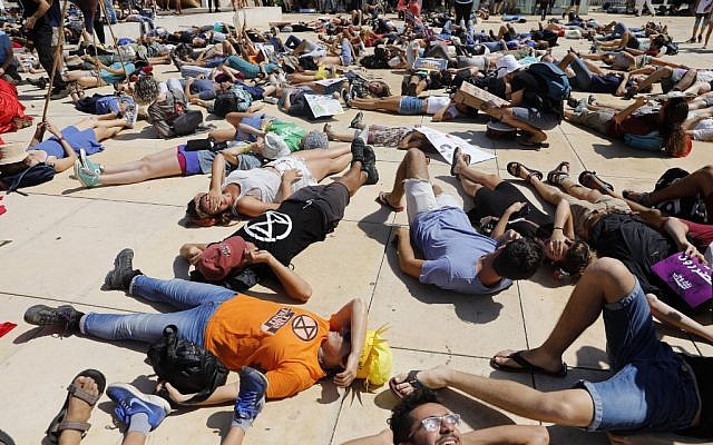 Israeli activists and demonstrators hold placards as they take part in a Global Climate Strike in the Israeli coastal city of Tel Aviv on September 27, 2019 against inaction on climate change. (AHMAD GHARABLI / AFP)