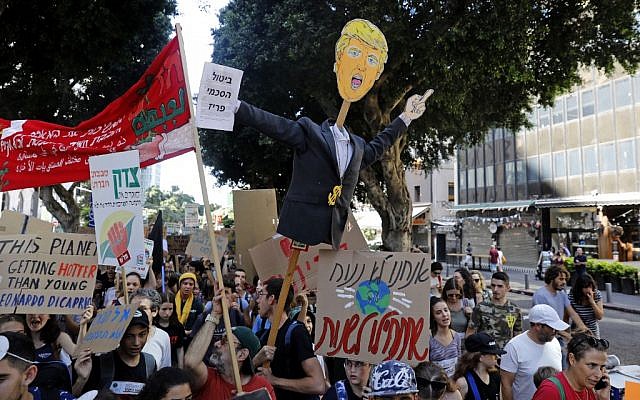 Israeli activists and demonstrators hold placards as they take part in a Global Climate Strike in the Israeli coastal city of Tel Aviv on September 27, 2019 against inaction on climate change. (AHMAD GHARABLI / AFP)