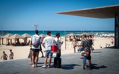 Blue and White activists canvas the Tel Aviv boardwalk, September 17, 2019. (Luke Tress/Times of Israel)