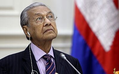 Malaysian Prime Minister Mahathir Mohamad pauses during a press conference at Peace Palace in Phnom Penh, Cambodia, Tuesday, Sept. 3, 2019. (AP Photo/Heng Sinith)