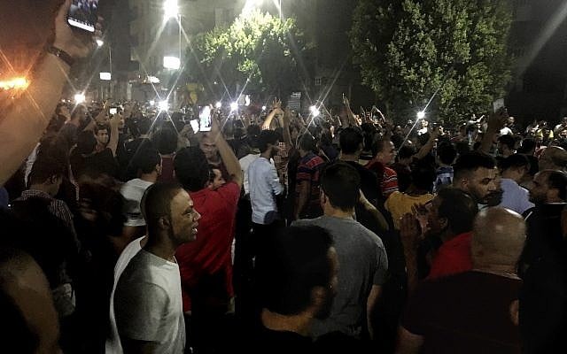 Protesters chant slogans against the regime in Cairo, Egypt, September 21, 2019. (AP Photo/ Nariman El-Mofty) Protesters chant slogans against the regime in Cairo, Egypt, September 21, 2019. (AP Photo/ Nariman El-Mofty)